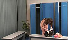 אישה רזה עם גוף עירום מצטלמת בצורה מפתה בחדר ההסבה