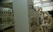Красиви красавици позират голи (макар и неволно) в това видео