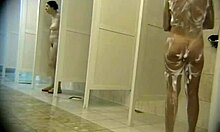 Cewek berbulu menyabuni dirinya sendiri sebelum mandi (film porno tersembunyi)