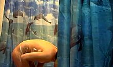 Kukkoló videó egy sötét hajú csajjal a zuhany alatt