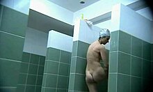 Nádherná baba s živými prsiami ukazuje svoju chlpatú kundičku po sprchovaní