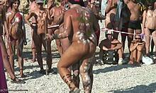 Genç esmer boya ile dans ediyor: nudist XXX
