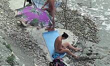 Tmavovlasá amatérka v odtieňoch je nahá na pláži