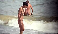 Μελαχρινή γυμνή γκόμενα κυκλοφορεί γυμνή σε μια παραλία