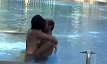 Amatérsky pár si užíva bazén v horúcom dni