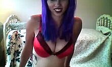 Фиолетоволосая подруга демонстрирует свою сексуальную грудь