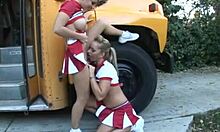 Gorąca cheerleaderka zostaje ruchana przez swoich szkolnych przyjaciół
