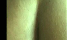 Стидљива ебановина млада жена показује своје прелепо тело пред камером