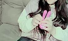 Video fatto in casa di una ragazza carina che esplora il piacere con un vibratore per coniglietti