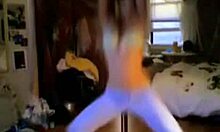 Fantastiske teenagekurver ryster, mens hun poldanser på sit værelse