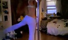 Niesamowite krągłości nastolatki drżą, gdy tańczy na rurze w swoim pokoju