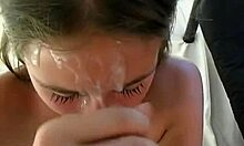 Tienervriendin krijgt voor het eerst haar gezicht volgespoten