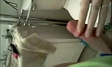 Gestolen huisvideo onthult blonde tienerbabe die neukt in de badkamer
