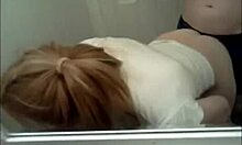 Video di una casa rubata che rivela una bionda adolescente che scopa in bagno