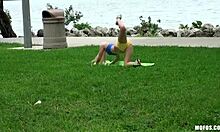Loira yoga malha em um parque público