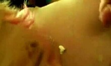 Κατάποση του βίντεο με το μουνί που τρώει αλμυρό σπέρμα gooey