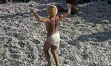 Wanita blonde yang suka berseronok menari-nari di dalam pasir