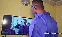 Майстор и клиентът му участват в интензивен секс по време на сесия за ремонт на телевизора, демонстрирайки мускулестите си тела и действие задник в уста