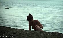 Štíhlá žena ukazuje své nahé tělo na nudistické pláži