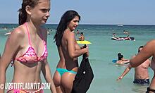 Egy dús, melles, fantasztikus testű barna nő a tengerparton mutatja meg napozását