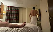 业余同性恋情侣在酒店房间里享受性爱