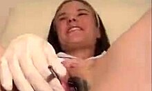 Nagajiva lepotica pokaže svojo muco v tem posnetku medicinskega fetiša od blizu