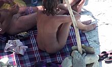 Jó megjelenésű barna szépség mutatja meztelen testét egy nudista strandon