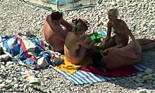 Dögös csajok beszélgetnek egy nudista strandon