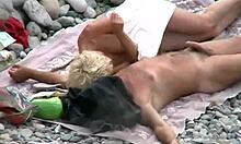 Blondie drka svojega fanta na plaži