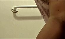 Una bionda amatoriale prosperosa si fa la doccia e mostra le sue gambe sexy davanti alla telecamera