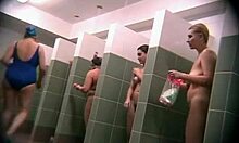 נשים מפתות שונות מתהדרות במצלמה במקלחת