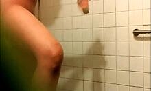 Una hermosa nena muestra su coño apretado en la ducha. ¡No te pierdas esta escena caliente!