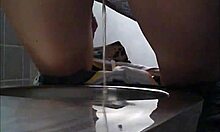 Una chica cachonda muestra su coño goteando en un video voyeur