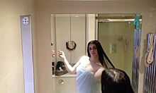 シャワーを浴びるブルネットが、ついにカメラの前で彼女の美しい淡い胸を披露します。