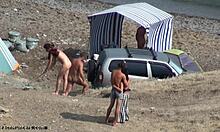 Kinky nudist-människor campar och är kinky med varandra på kameran