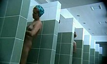 섹시한 햇빛에 탄 여자가 샤워 아래에서 벗은 엉덩이를 자랑합니다