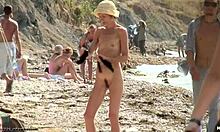 スレンダーな若い女性がヌーディストビーチで素晴らしいボディを披露!