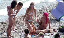 Copines nues et perverses se parlent et coquinent sur une plage