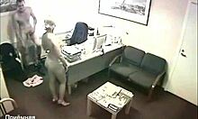 عامل مكتب أشقر الشعر يتعرض للخبط من قبل شريكها ذو القضيب الكبير في المكتب