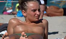 La fidanzata abbronzata amatoriale mostra le sue tette su una spiaggia di nudisti in HD