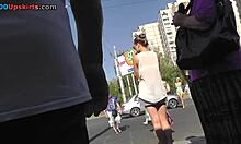 Bombón de piernas largas en blanco mostrando sus piernas esbeltas en una parada de autobús