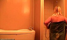 Una mujer realmente impresionante está dando lo mejor de sí misma en la ducha de su cuerpo gordo