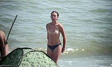 Topless flickvän visar upp sin lyxiga kropp för alla att se