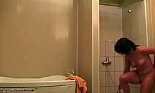 Pomminvarma nainen rentoutuu suihkussa ja saa katselua