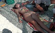 O tipă nudistă cu pizda netedă își arată punctul corpului în timp ce este goală