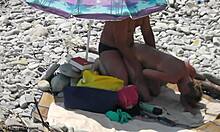 สาวผิวสีแทนได้รับจากด้านหลังเย็ดบนชายหาดหิน