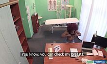 Špionážna kamera sexu s sexy ebenovou pacientkou Jasmine Webb