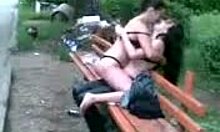 Trashy amatérsky pár sa líči na lavičke (lesbička)