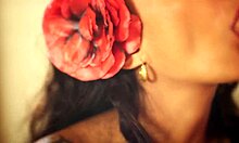 Nádherná brunetka s kvetom vo vlasoch dáva orálny sex