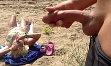 Rosyjska migawka trzepie swojego twardego kutasa na plaży
